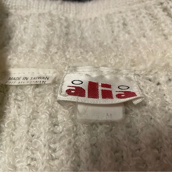 Alia White Sweater with Front Pockets - Picture 5 of 7